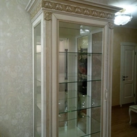 Шкаф витрина  стеклянная с дверью в богемном  стиле по индивидуальным размерам